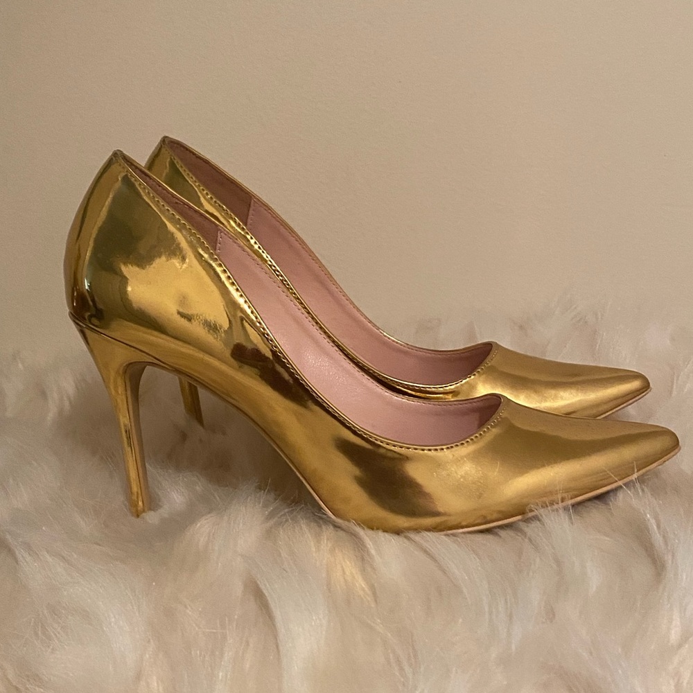 Gold pumps. Size 7